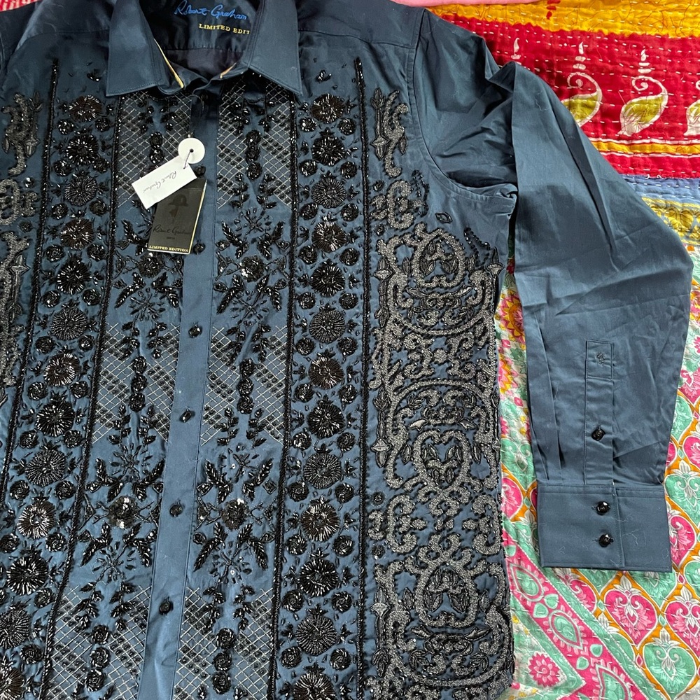 ⭐️sold on de pop⭐️Robert Graham Dress Shirt with Embroidered Details